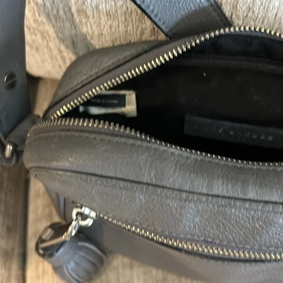 Marc Jacobs adjustable Crossbody gray bag front compartment zipper closures - Picture 9 of 10